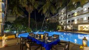 Outdoor pool, sun loungers - Sterling Goa Varca (Varca)