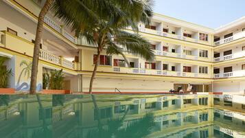 Outdoor pool, pool loungers
