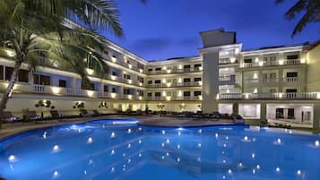 Outdoor pool, sun loungers