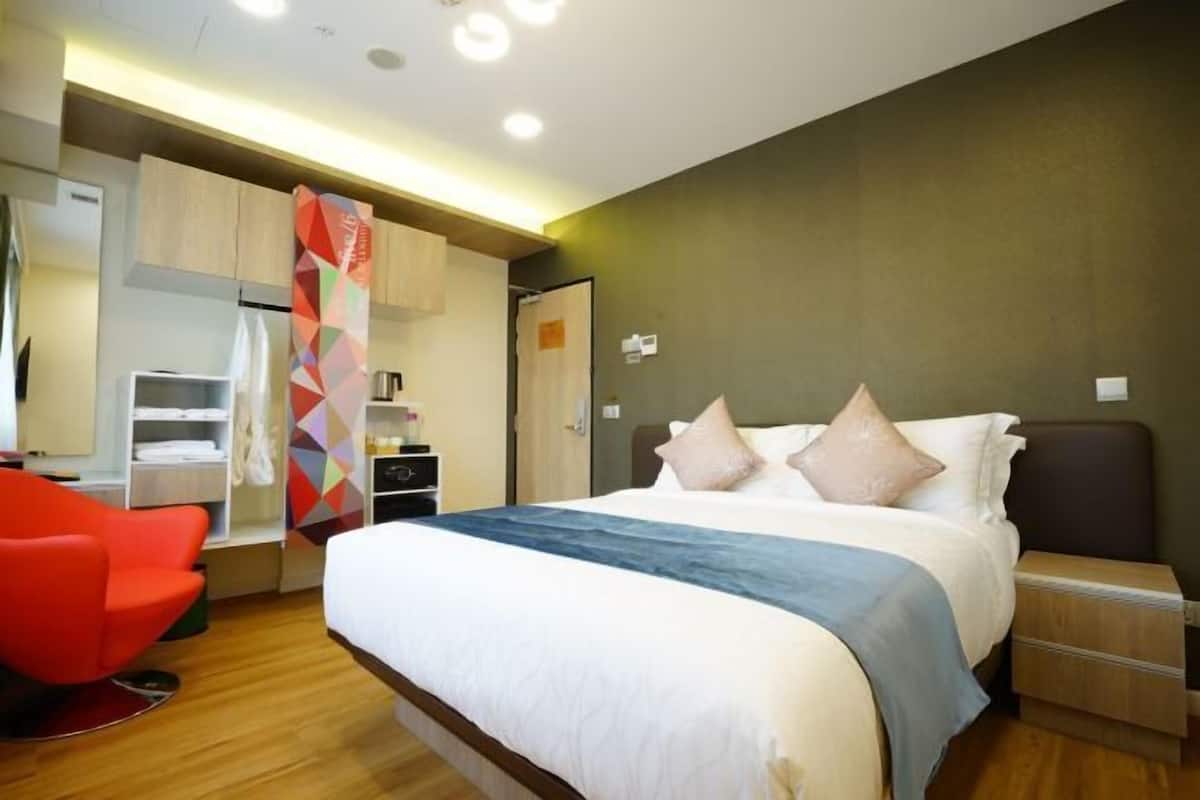 Free minibar, in-room safe, desk, soundproofing