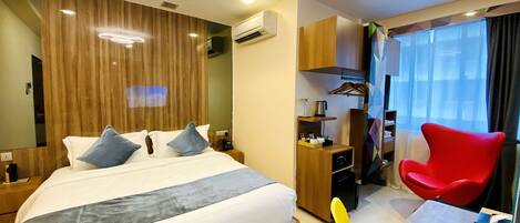 Deluxe Splendour King | Ilmaiset minibaarituotteet, tallelokero huoneessa, työpöytä, äänieristys