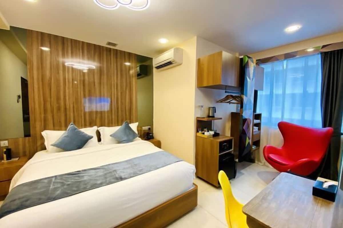 Free minibar, in-room safe, desk, soundproofing