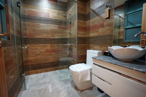 Shower, free toiletries, hair dryer, slippers