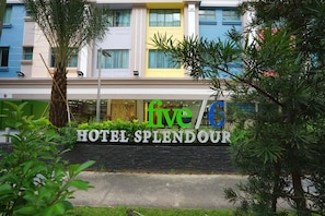 Señal de hotel con el nombre 'Hotel Splendour' y el número '5' bien visibles.