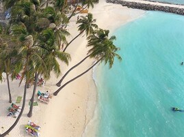 Στην παραλία, λευκή άμμος, πετσέτες θαλάσσης