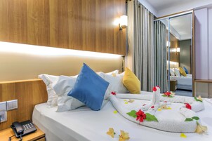 Habitación Deluxe doble, vistas a la ciudad | Ropa de cama de alta calidad, minibar, caja fuerte y escritorio