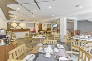 Se ofrece un desayuno completo (8 USD por persona)