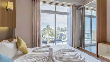 Habitación doble Deluxe, balcón, vista a la ciudad | 1 habitación, ropa de cama de alta calidad y minibar