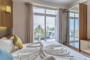 Habitación Deluxe doble, balcón, vistas a la ciudad | Ropa de cama de alta calidad, minibar, caja fuerte y escritorio