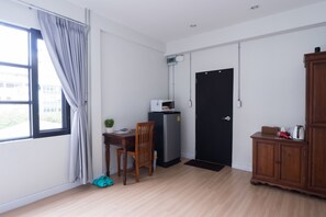 Desk, blackout curtains, free WiFi, bed sheets - Pann Residence (Bangkok)