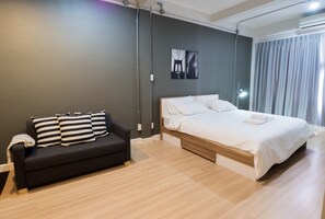 Studio Apartment | Desk, blackout drapes, free WiFi, bed sheets - Pann Residence (Bangkok)