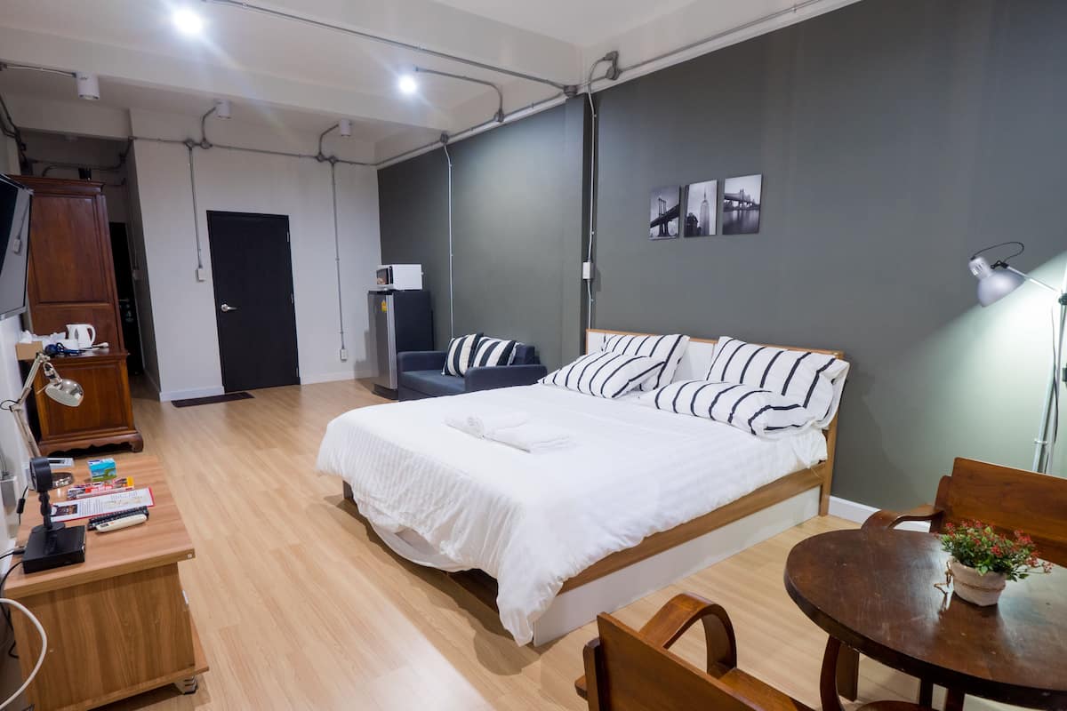 Studio Apartment | Escritorio, cortinas blackout, wifi gratis y ropa de cama