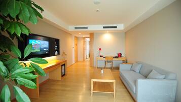 Deluxe Suite | Minibar, in-room safe, desk, blackout curtains