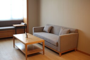 Junior Suite | Living area | TV - Intercity Hotel Qingdao (Qingdao)