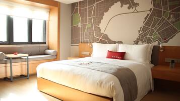 Business Room | Minibar, in-room safe, desk, blackout drapes