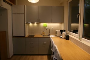 Refrigerador, microondas, placa de cocina, lavavajillas