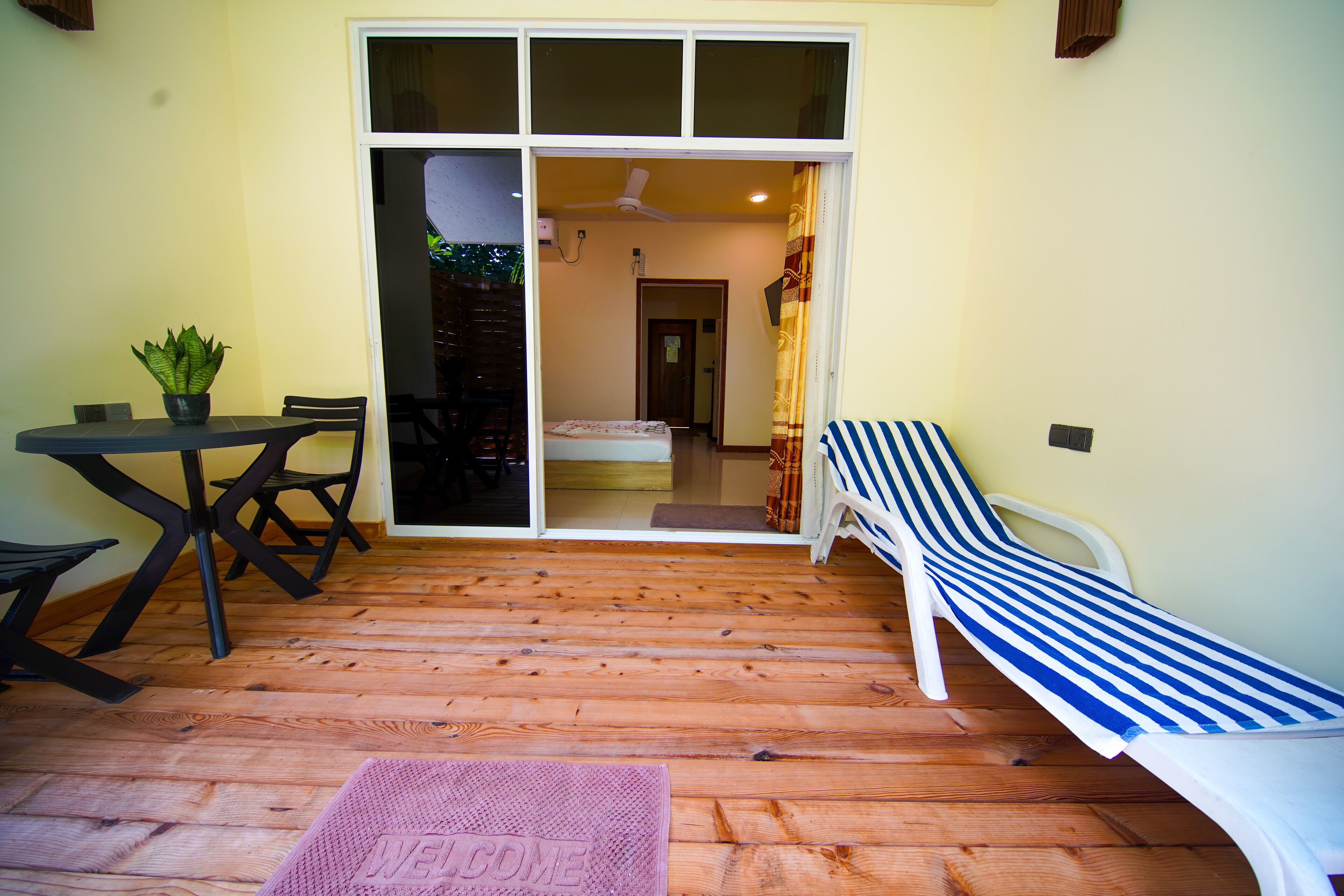 Superior Room | Living area | Flat-screen TV, books