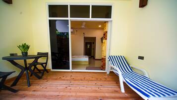 Superior Room | Living area | Flat-screen TV, books