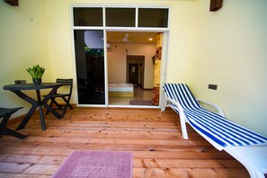 Superior Room | Living area | Flat-screen TV, books