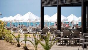 A beachside restaurant with outdoor seating and white umbrellas. - Barut B Suites - All Inclusive (Manavgat)