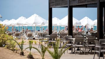 3 restaurants, breakfast, lunch, dinner served; barbecue