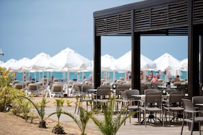 3 restaurants, breakfast, lunch, dinner served; barbecue  - Barut B Suites (Manavgat)