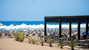 A beachside seating area with umbrellas and lounge chairs, overlooking the ocean. - Barut B Suites - All Inclusive (Manavgat)