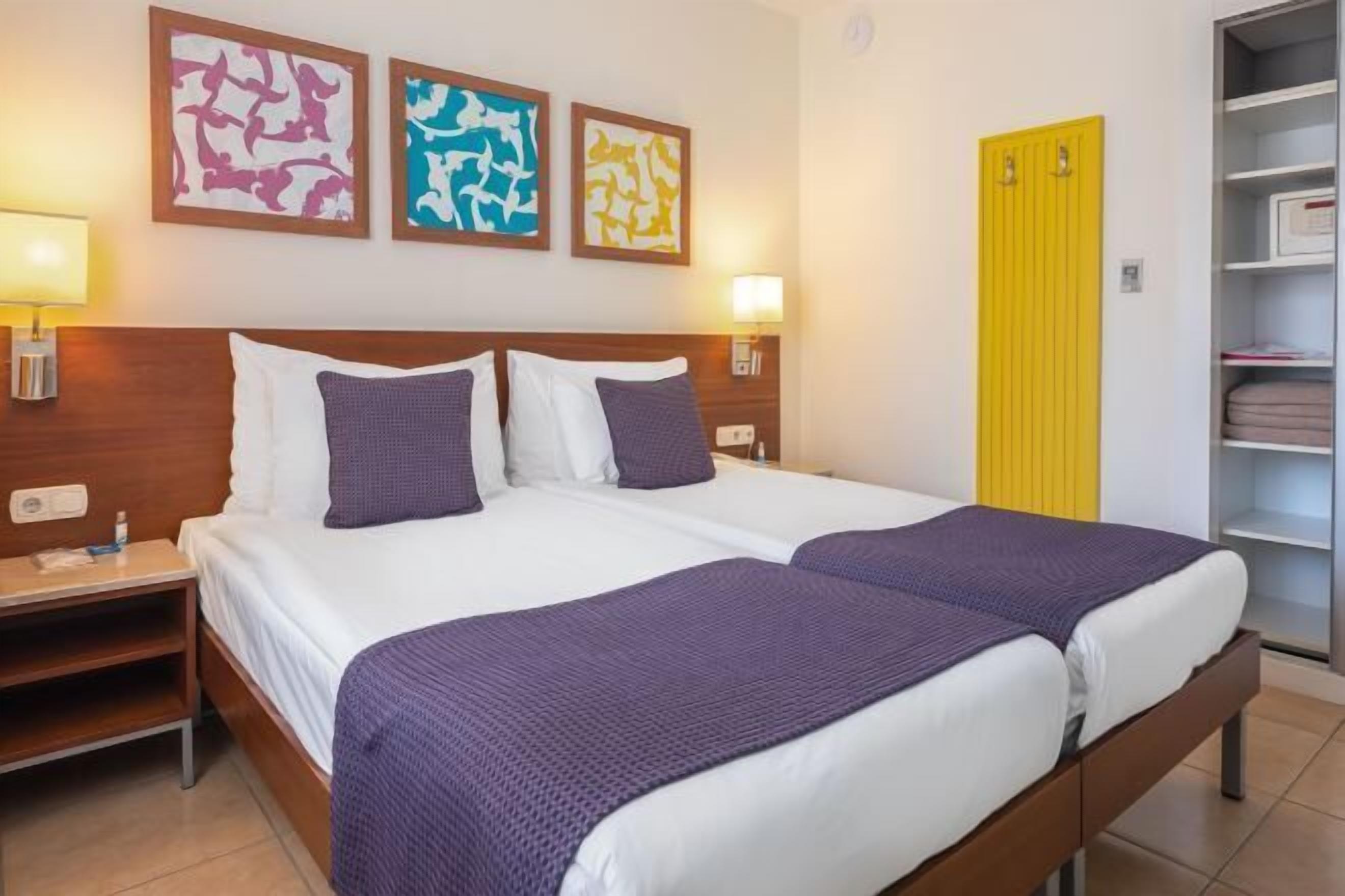 1 dormitorio, minibar, caja fuerte y escritorio