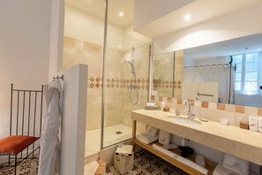 Comfort Double Room | Bathroom | Shower, eco-friendly toiletries, hair dryer, bathrobes - Mas de Capelou (Avignon)