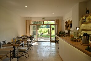 Desayuno buffet (EUR 20 por persona)