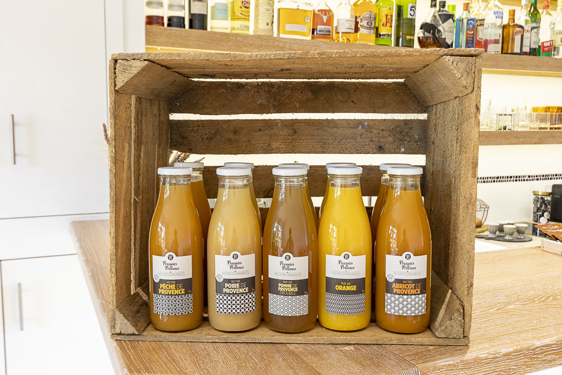 Een houten kist met vijf flessen Provençaalse nectar.