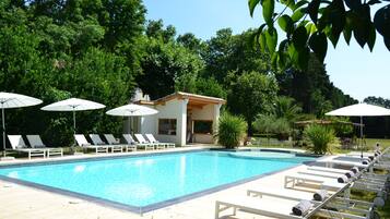 室外游泳池,提供泳池遮陽傘和日光浴躺椅