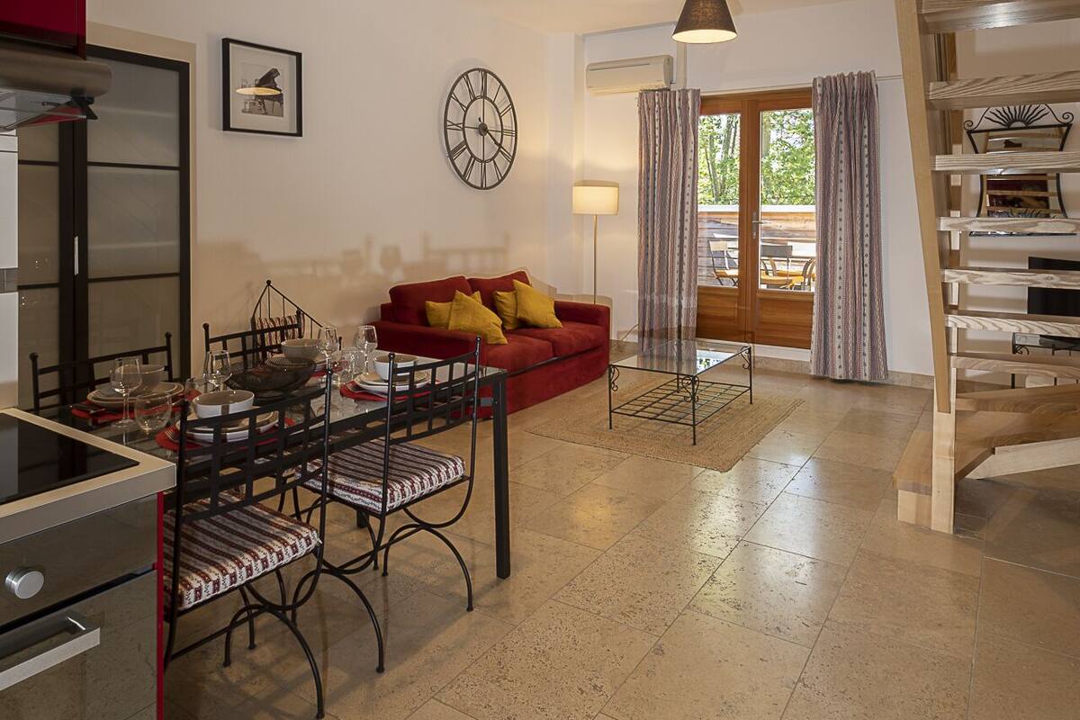 Appartement, 2 chambres | 客廳 | 60 厘米平面電視連有線電視頻道、電視、DVD 播放機