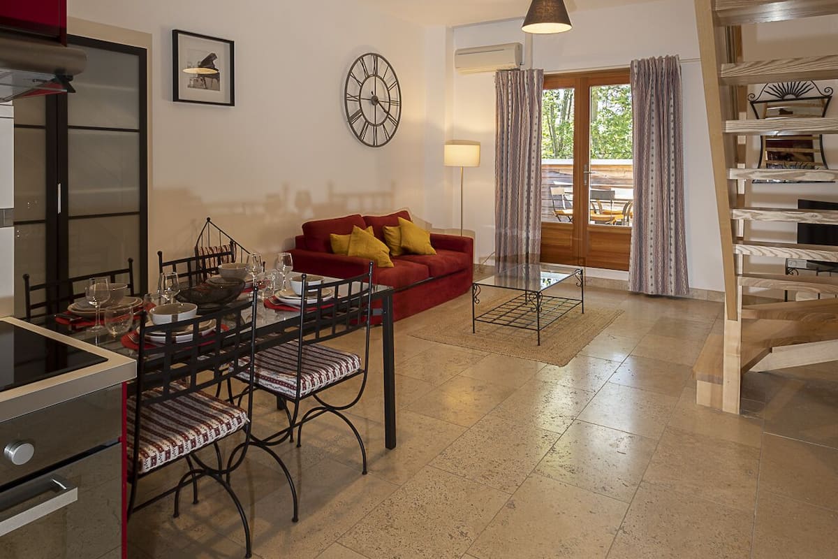 Appartement, 2 chambres | Living area | 60-cm flat-screen TV with cable channels, TV, DVD player