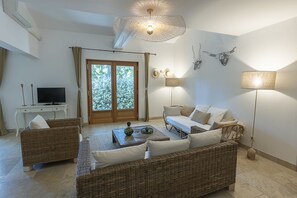 아파트, 침실 3개, 정원 | 거실 공간 | 케이블 채널 시청이 가능한 60cm 평면 TV, TV, DVD 플레이어