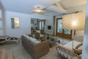 아파트, 침실 3개, 정원 | 거실 공간 | 케이블 채널 시청이 가능한 60cm 평면 TV, TV, DVD 플레이어