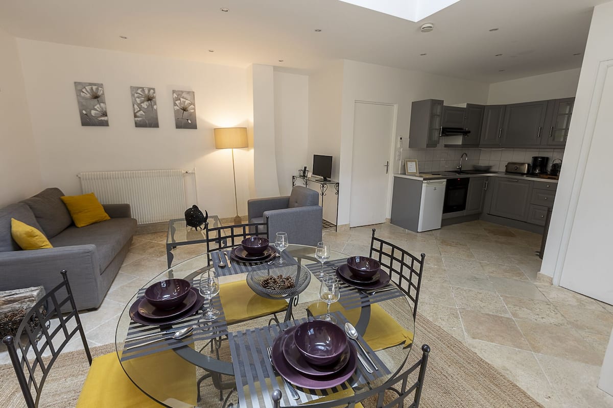 Appartement, 1 chambre et mezzanine | Living area | 60-cm flat-screen TV with cable channels, TV, DVD player