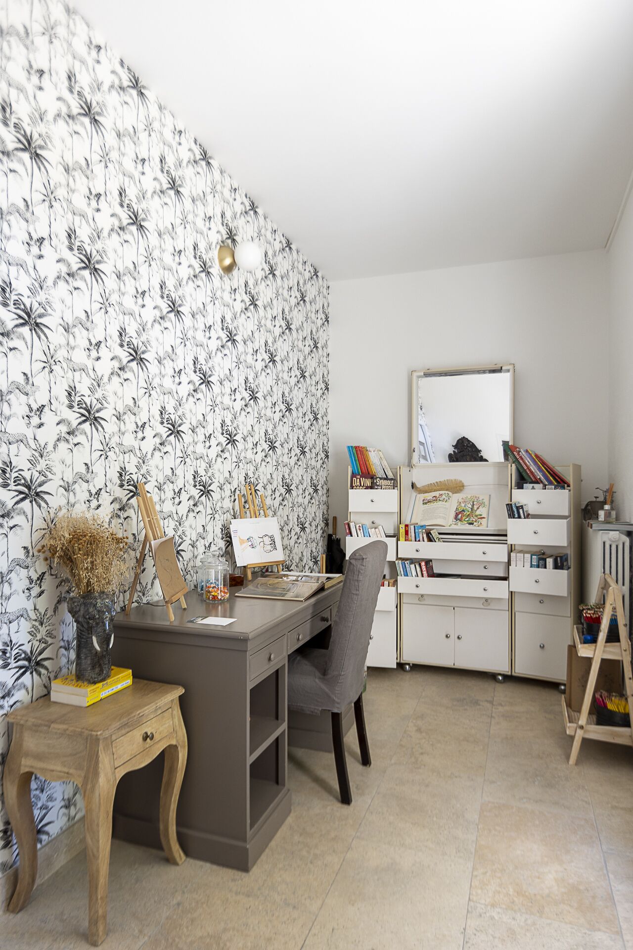 Une salle d’étude équipée d’un bureau, d’une chaise, d’une bibliothèque et d’un miroir décoratif.