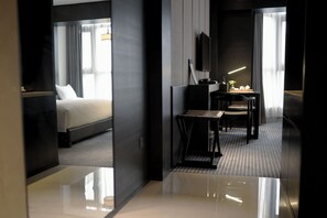 Double Room, 1 King Bed | 1 bedroom, in-room safe, desk, blackout drapes