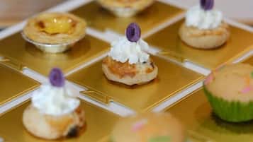 Una bandeja de postres con varios pasteles y un cupcake.