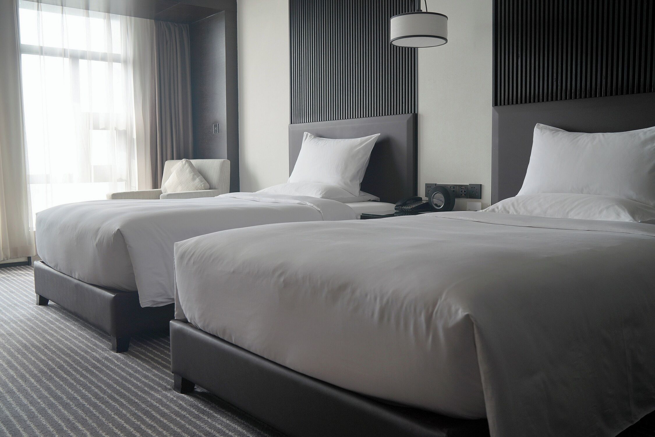 Twin kamer | 1 slaapkamer, een kluis op de kamer, een bureau