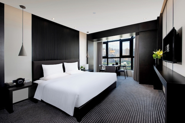 Double Room, 1 King Bed | 1 bedroom, in-room safe, desk, blackout drapes