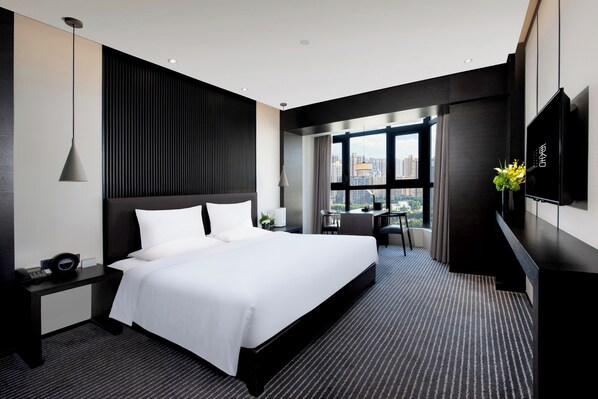 Doppelzimmer, 1 King-Bett | 1 Schlafzimmer, Zimmersafe, Schreibtisch, Verdunkelungsvorhänge