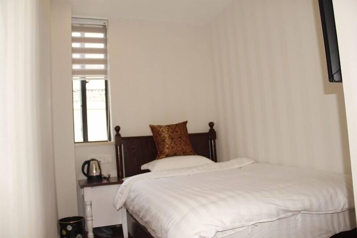 Desk, blackout curtains, free WiFi
