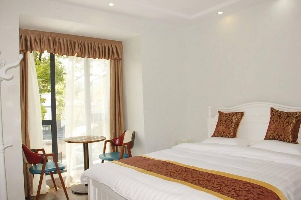 Desk, blackout curtains, free WiFi