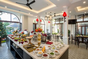 Phục vụ bữa sáng, bữa trưa và bữa tối 