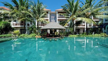 Außenpool, Sonnenschirme, Liegestühle