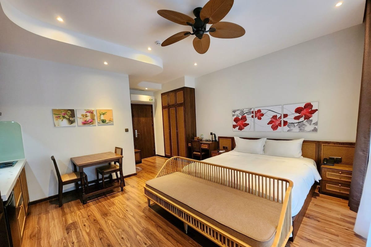Habitación doble Deluxe, 1 cama King size, vista a la ciudad | 1 habitación, ropa de cama de alta calidad y minibar