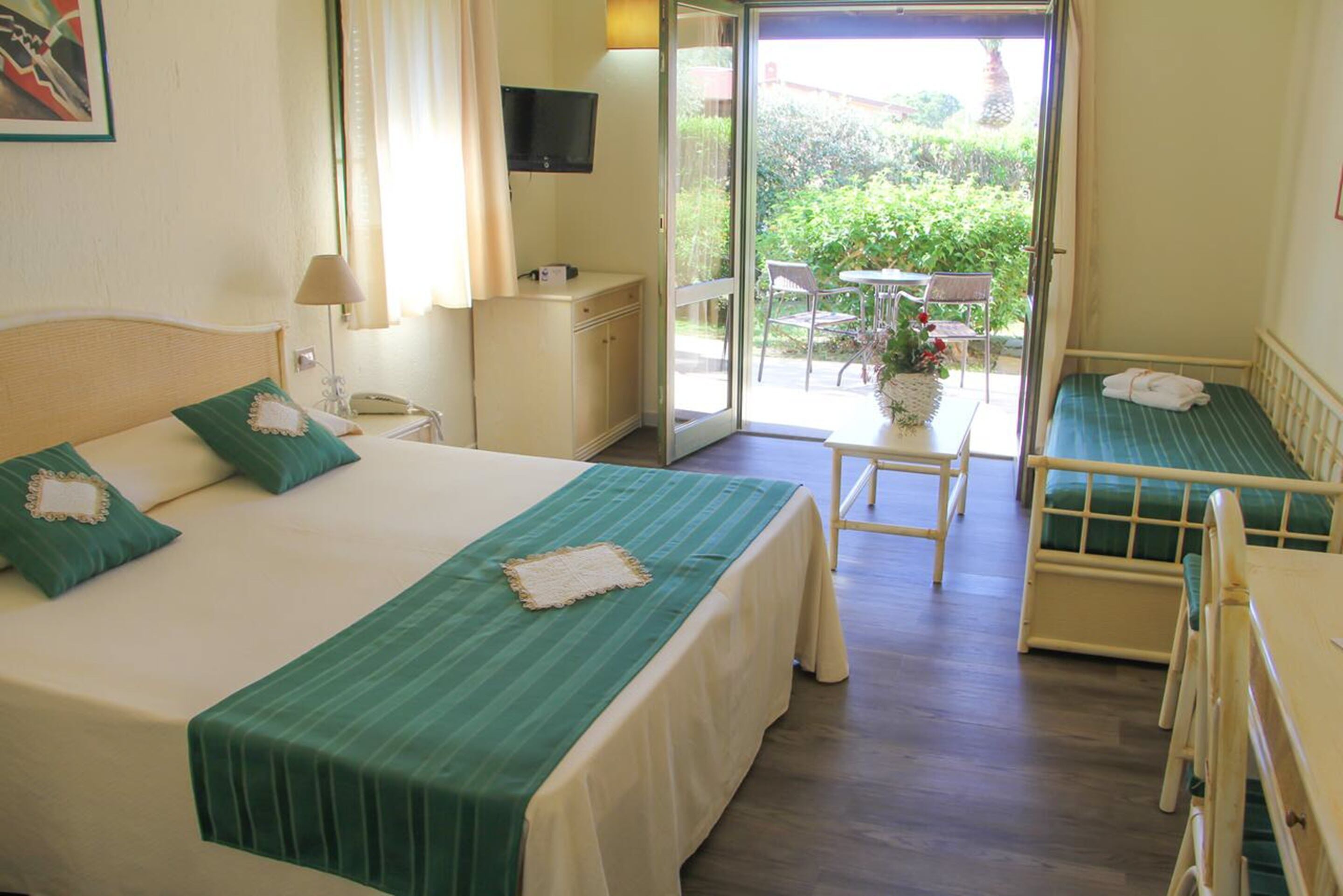 1 bedroom, hypo-allergenic bedding, minibar, in-room safe