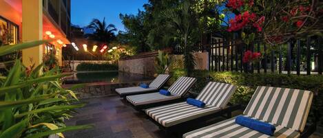 Una spa con area relax all'aperto e piscina.
